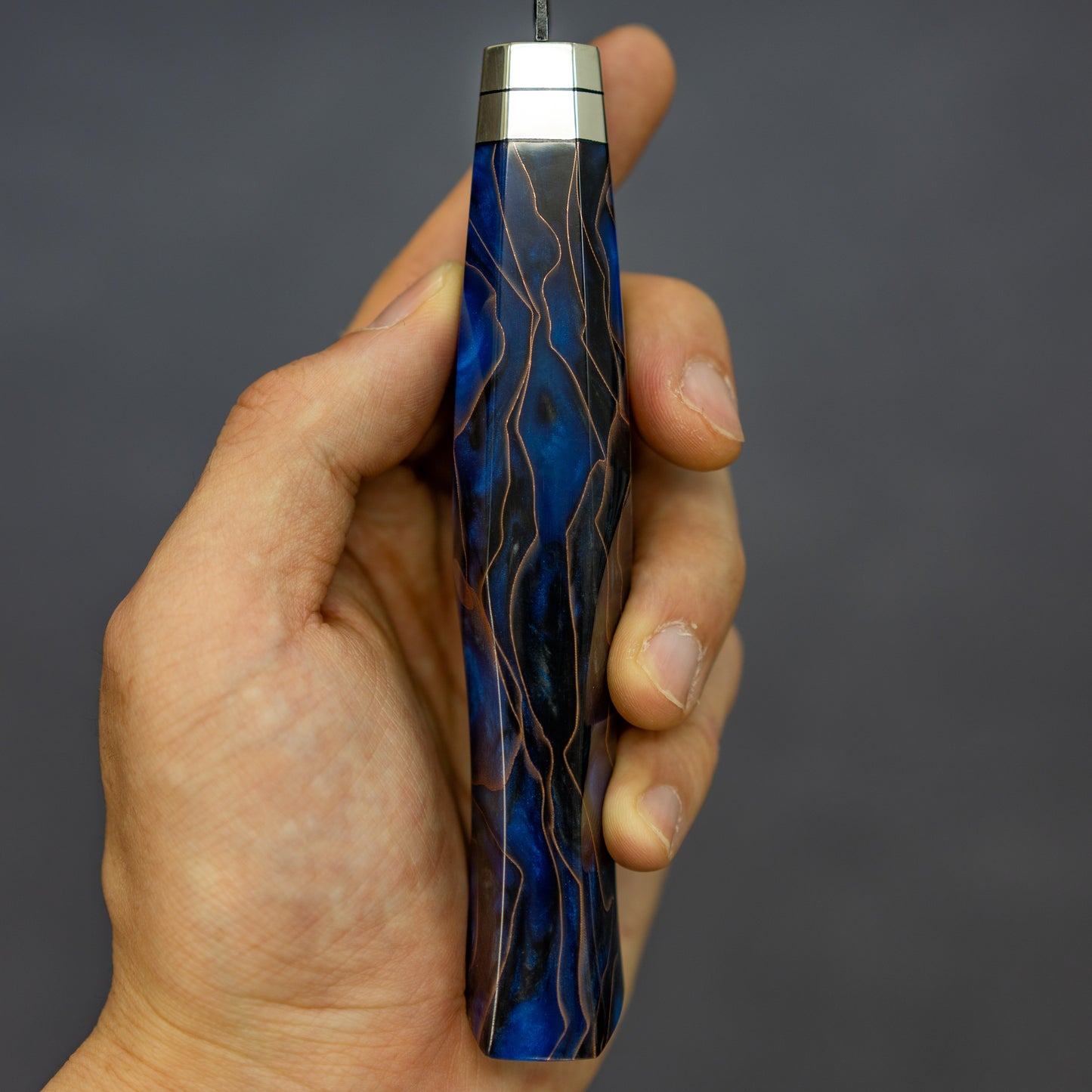 黒打 スクラッチ鎚目 67層ダマスカス 三徳 180mm サファイアハンドル