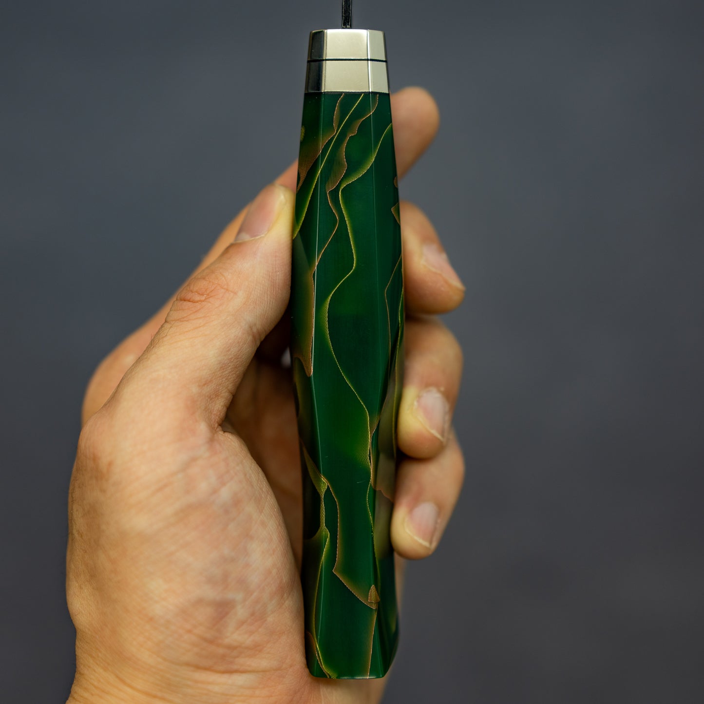 黒打 スクラッチ鎚目 67層ダマスカス 三徳 180mm エメラルドハンドル